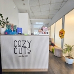 Ieškome PLAUKŲ STILISTĖS (-O) /KIRPĖJOS (-O) ir MANIKIŪRO/ PEDIKIŪRO SPECIALISTĖS (-O)